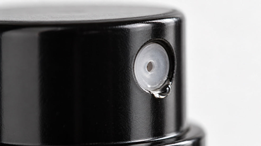 Ultra makro detail atomizéru parfémového vzorku.