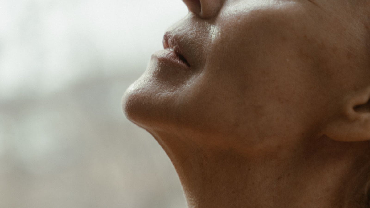 Krupni plan nanošenja parfema na vrat