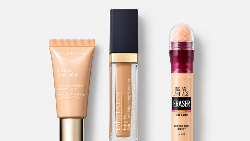 Korektory — Clarins Instant Concealer 15 ml, Estée Lauder Futurist Soft Touch Brightening Skincealer Korektor 6 ml, Maybelline Instant Anti-Age Eraser 6,8 ml; tři produkty na světlém šedém pozadí