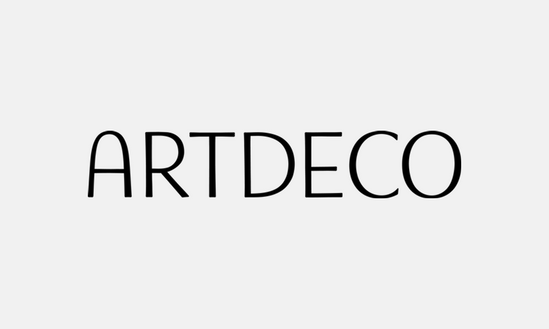 Artdeco – černé logo na světle šedém pozadí