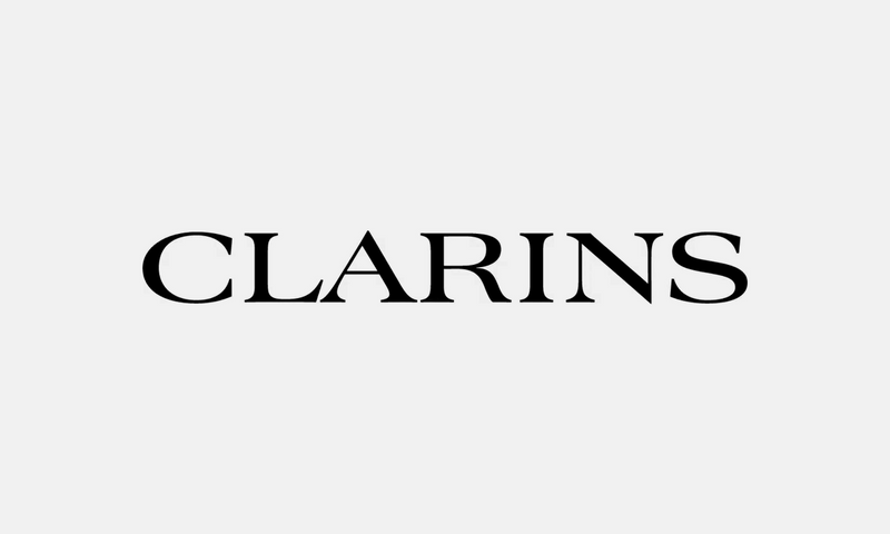Clarins – černé logo na světle šedém pozadí