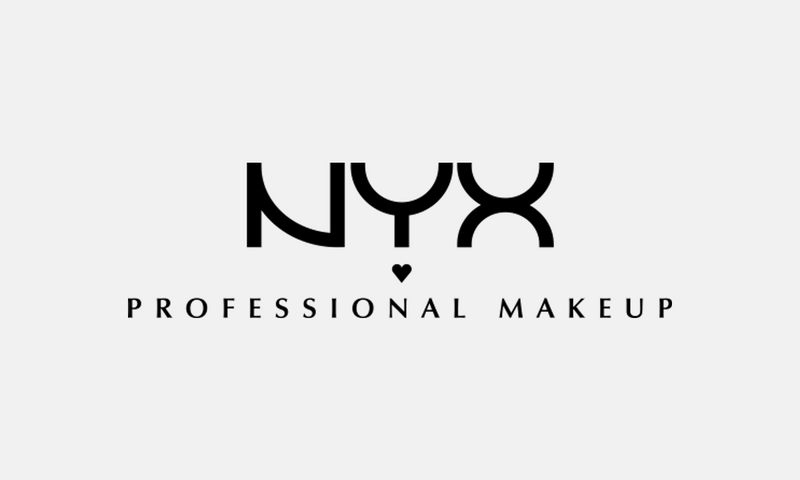 NYX Professional Makeup – černé logo na světle šedém pozadí