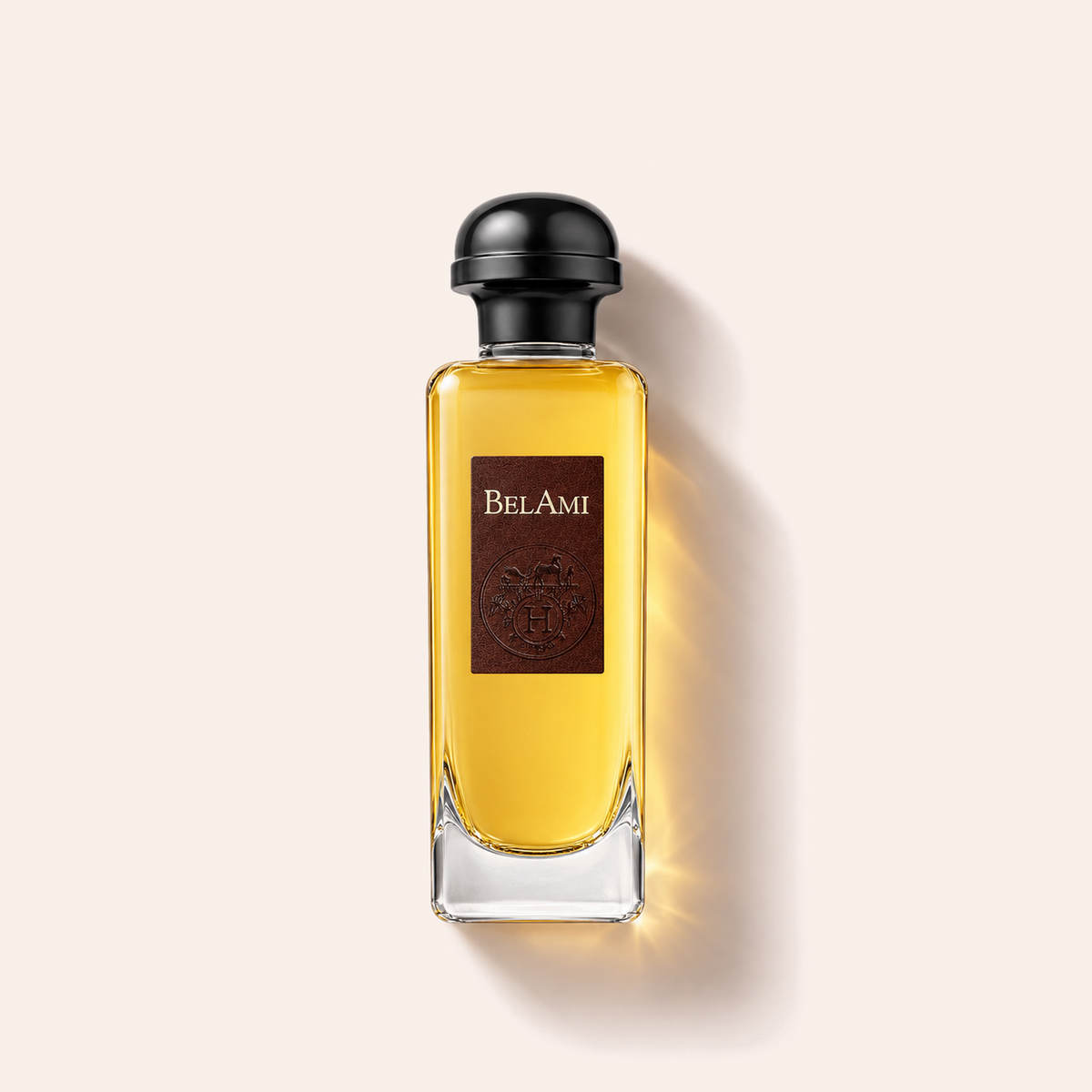 Hermès Bel Ami EDT 100 ml, flakon vleže na béžovém pozadí – MrRizz