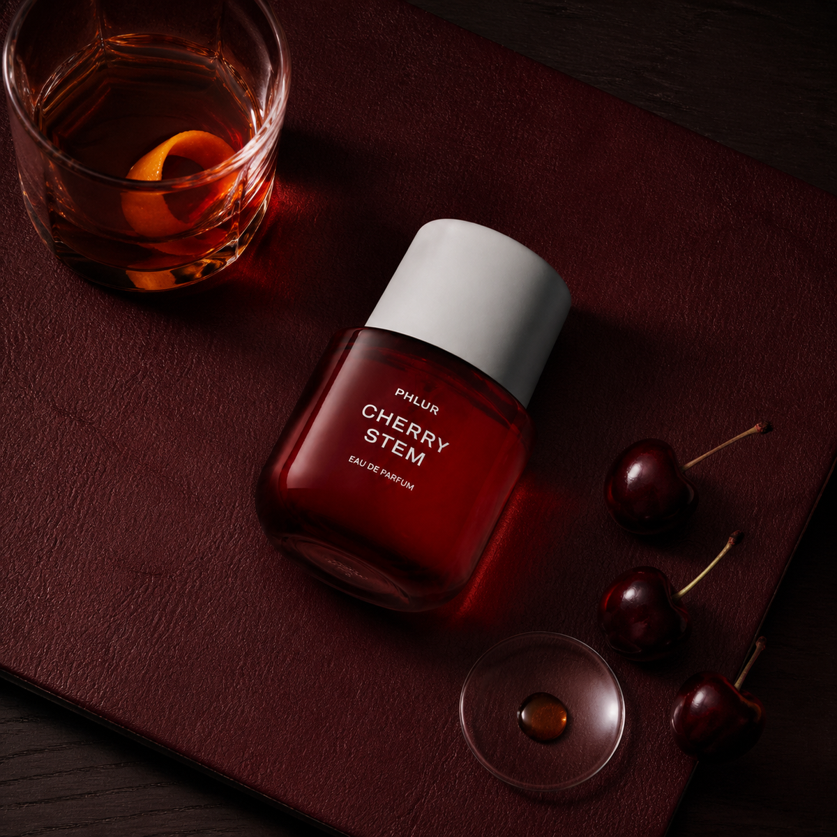Phlur Cherry Stem v temném třešňovém zátiší s kůží a brandy – MrRizz