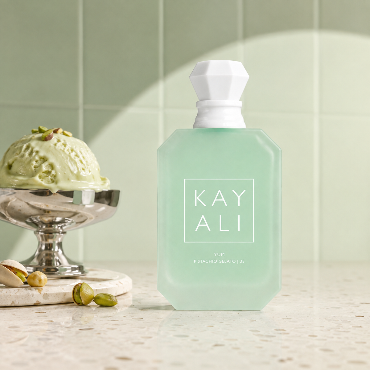 Kayali Yum Pistachio Gelato 33 s pistáciovou zmrzlinou v pastelovém zátiší – MrRizz