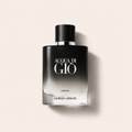 Flakon parfému Giorgio Armani Acqua di Giò Parfum na světlém pozadí – MrRizz