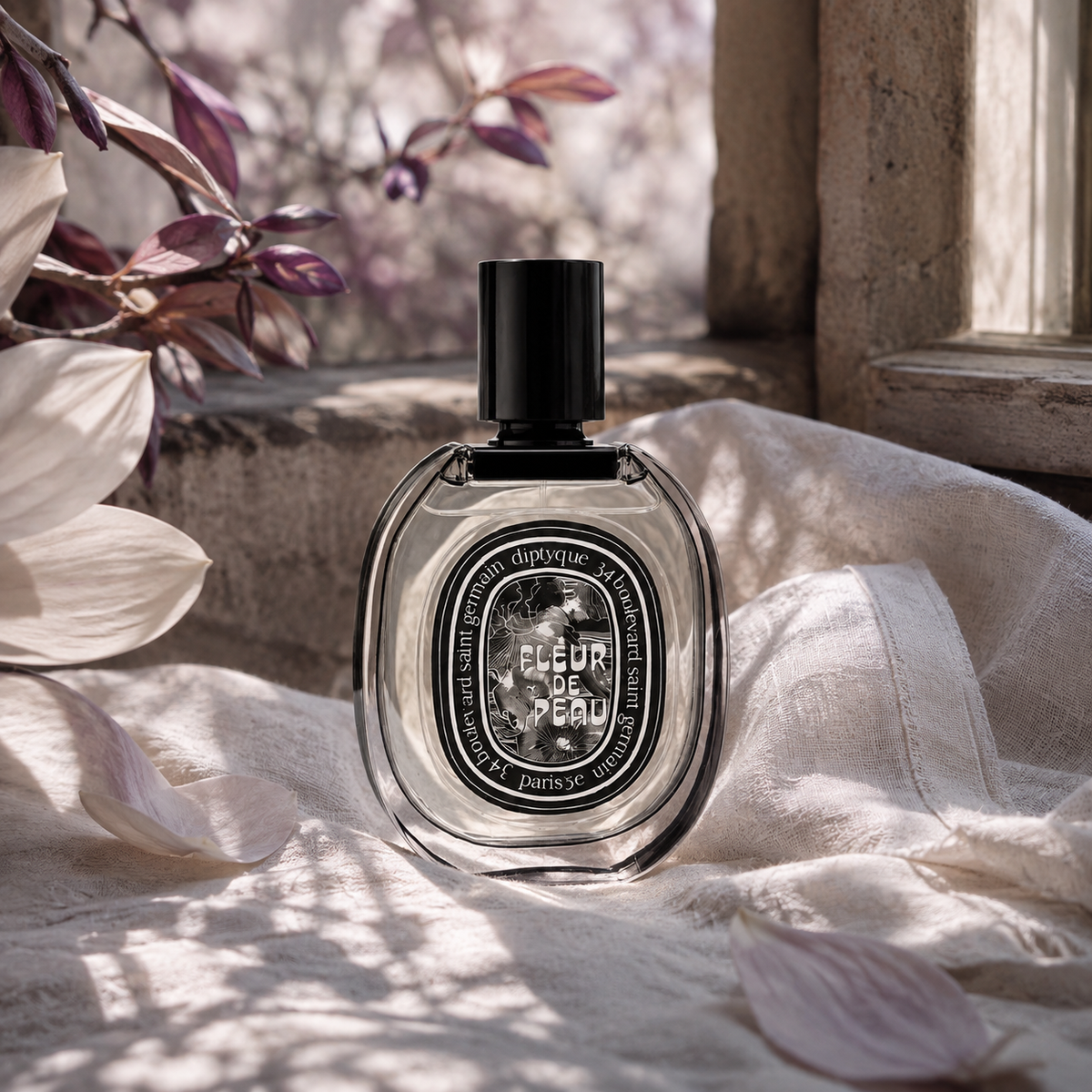 Diptyque Fleur de Peau Eau de Toilette v emocionální scéně s lnem, květy a ranním světlem – MrRizz
