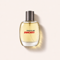 Flakon pánské toaletní vody Ducati Trace Me EDT 100 ml se stříbrným uzávěrem na světlém pozadí – MrRizz