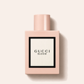 Flakon Gucci Bloom EDP 50 ml na béžovém pozadí – MrRizz