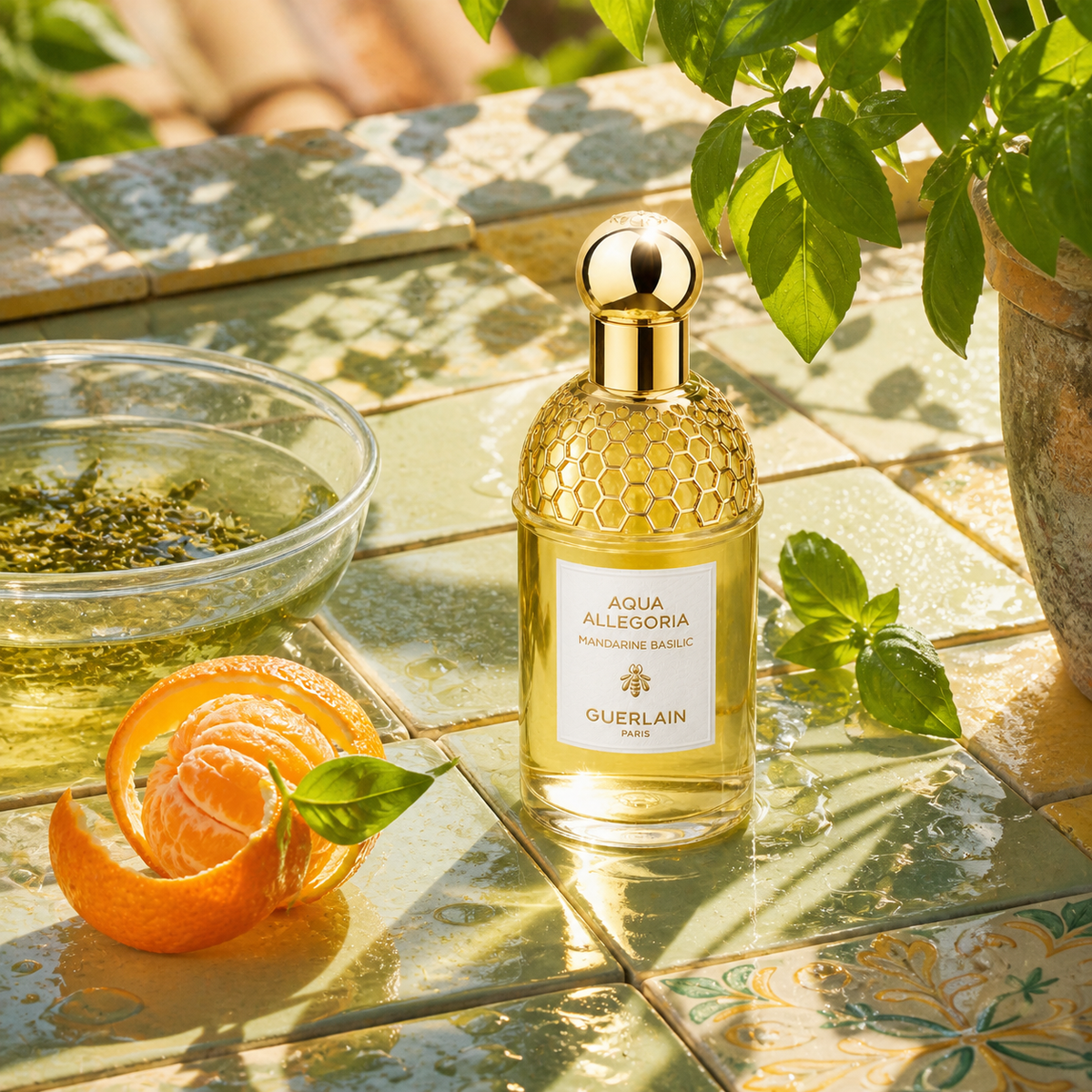 Guerlain Aqua Allegoria Mandarine Basilic na zelených dlaždicích s mandarinkou, bazalkou a miskou čaje – MrRizz