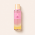 Victoria´s Secret Bright Mariposa Apricot 250 ml – produktová fotografie na béžovém pozadí MrRizz