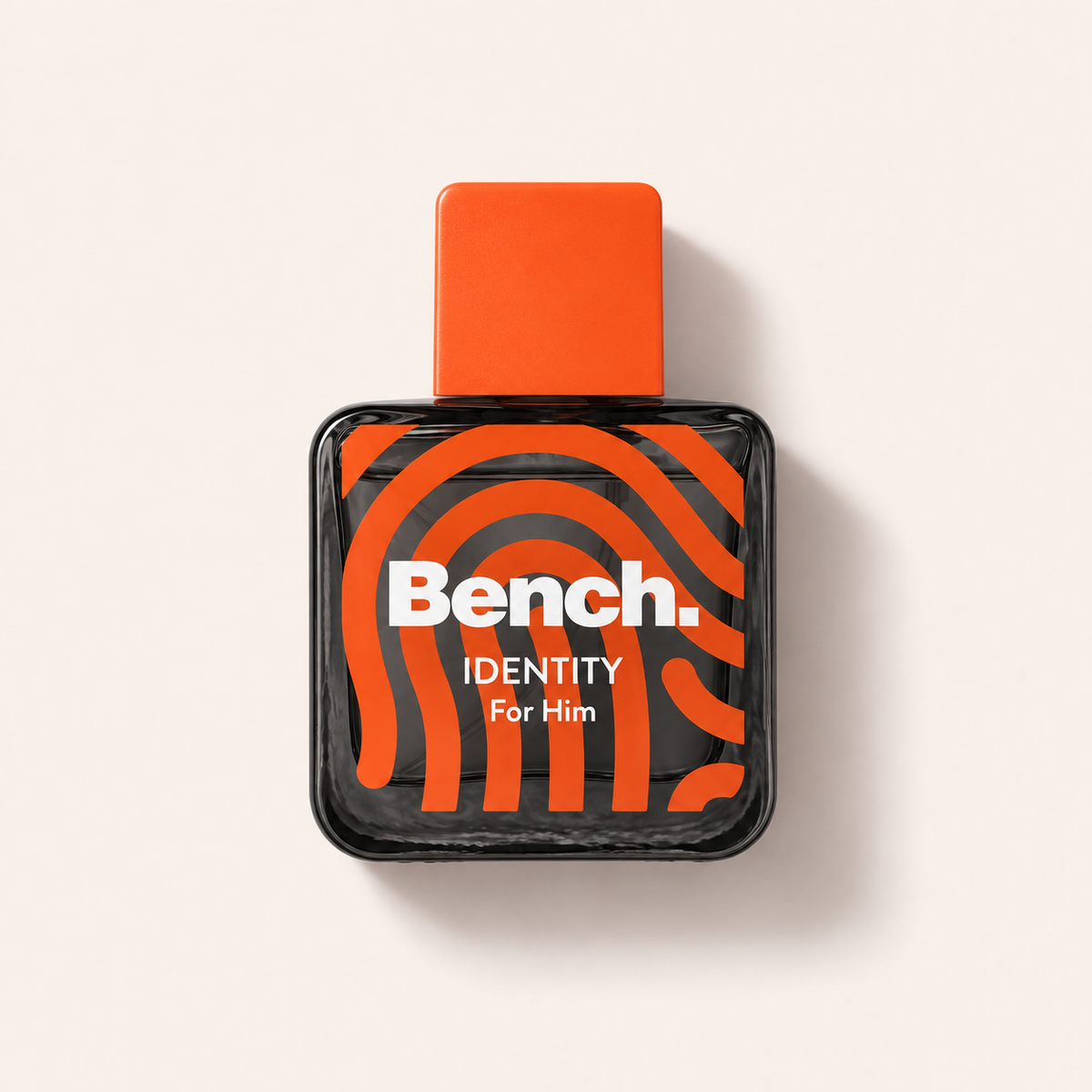 Bench. Identity for Him EDT 30 ml, černý pánský flakon s oranžovým motivem položený na zádech – MrRizz