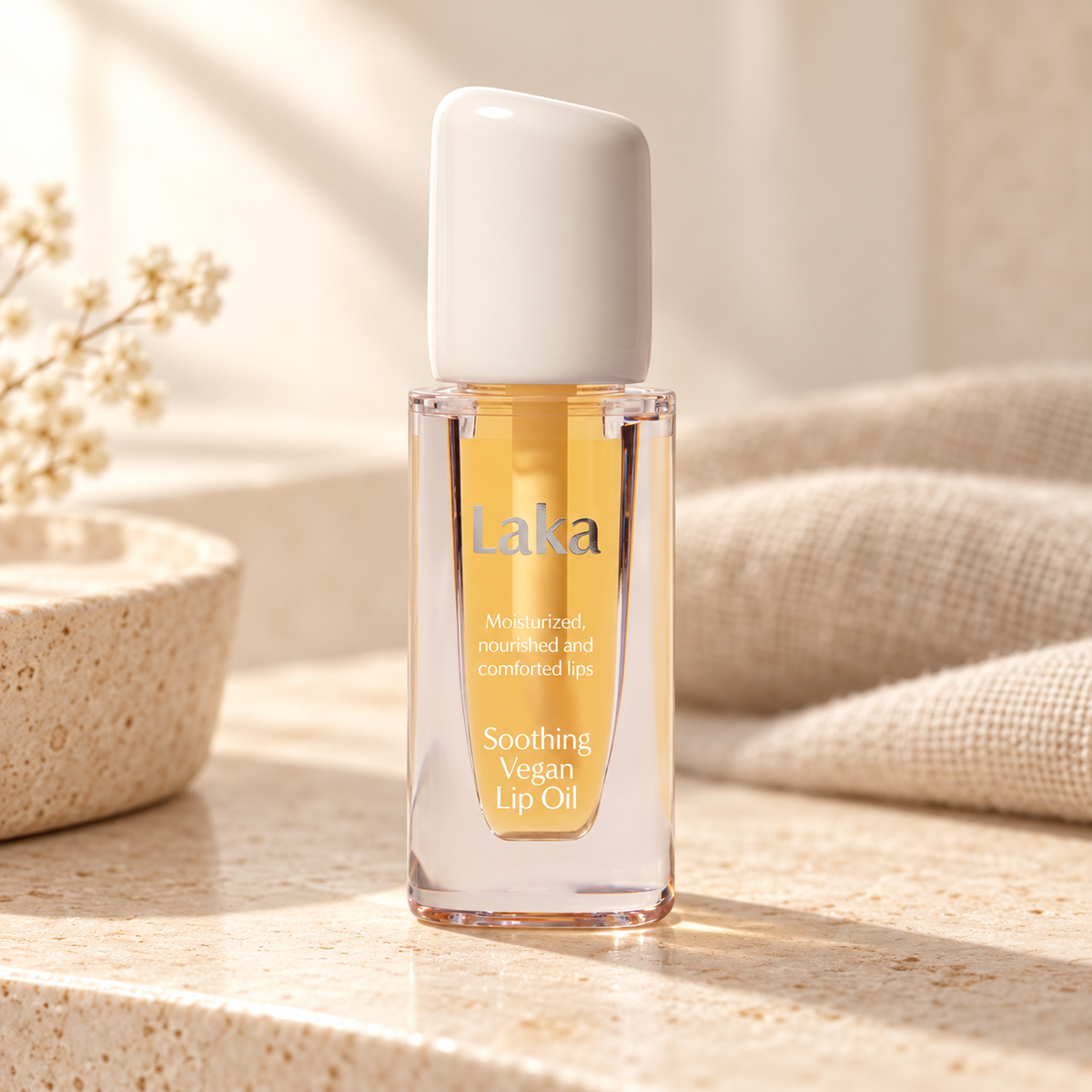 Laka Soothing Vegan Lip Oil 4,5 ml – produkt v prostředí