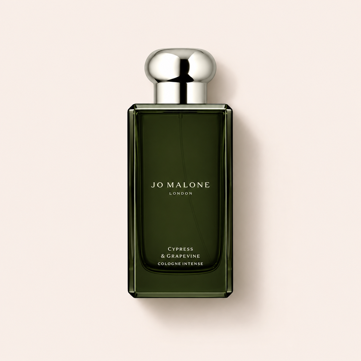 Jo Malone Cypress & Grapevine Cologne Intense 100 ml na béžovém pozadí – MrRizz