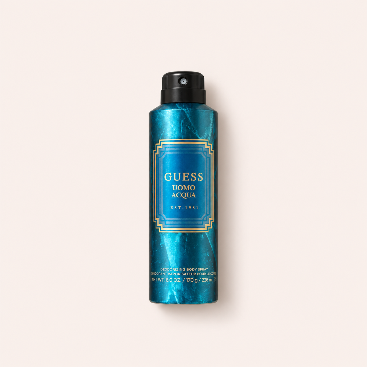 GUESS Uomo Acqua deodorant ve spreji 226 ml na béžovém pozadí – MrRizz