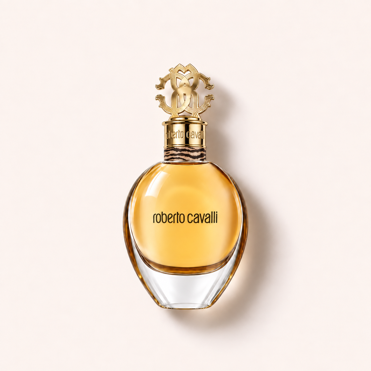Flakon parfémované vody Roberto Cavalli Signature 50 ml se zlatým uzávěrem na světlém pozadí – MrRizz