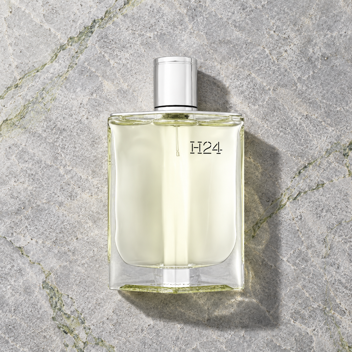 Hermes H24 175 ml – parfém v prostředí, pohled shora s bočním stínem