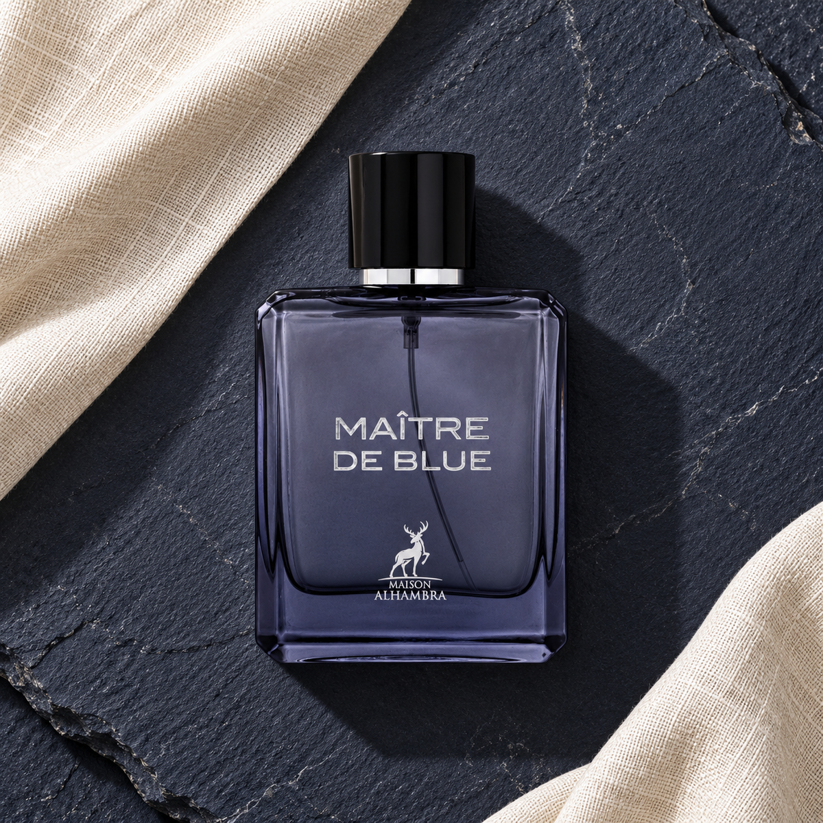 Maison Alhambra Maitre De Blue EDP 100 ml – parfém v prostředí, pohled shora s bočním stínem