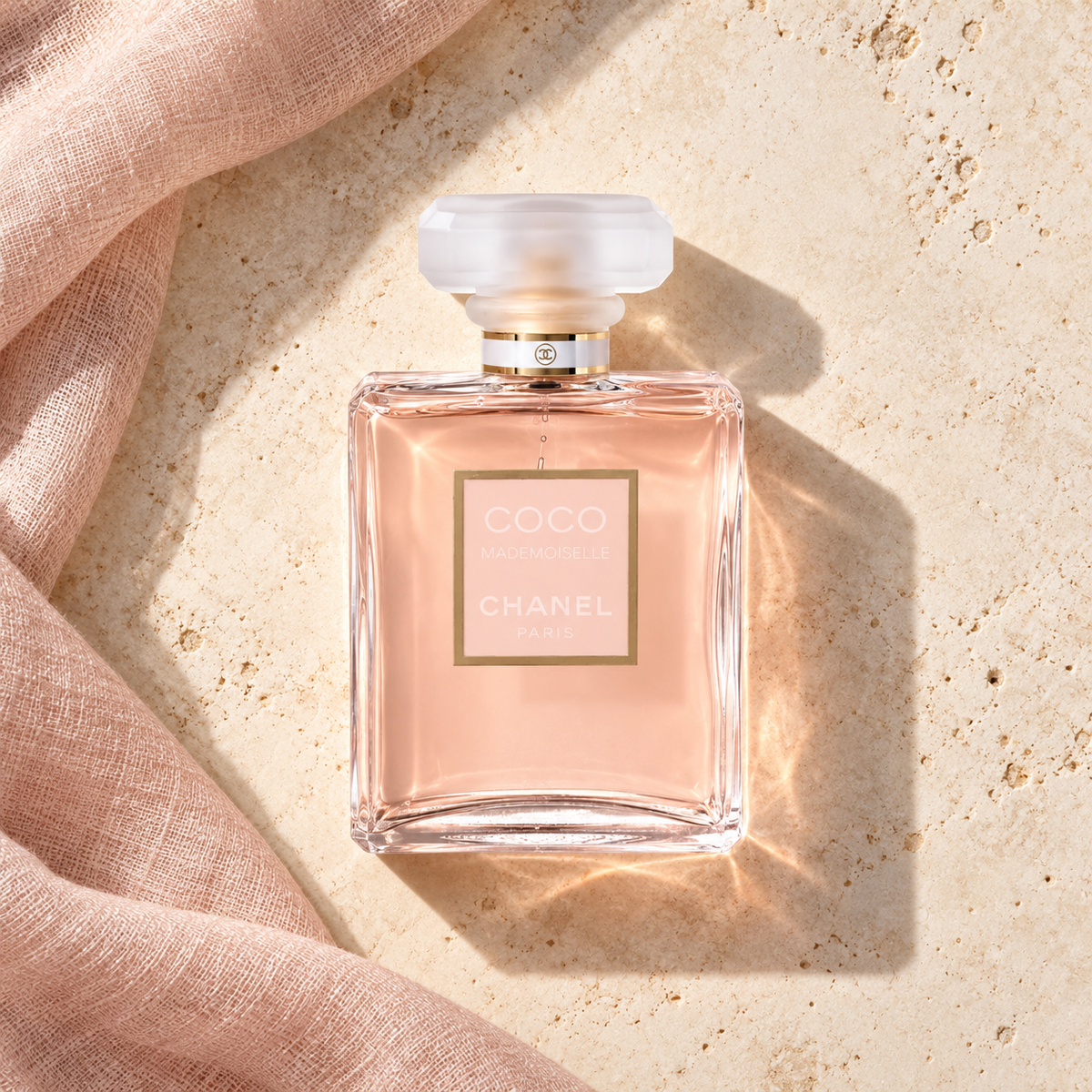 Chanel Coco Mademoiselle EDP 100 ml – parfém v prostředí, pohled shora s bočním stínem