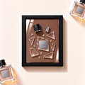 Ilustrační parfémový obraz Guerlain L’Homme Idéal EDP z fragmentů originálního flakonu v černém rámu