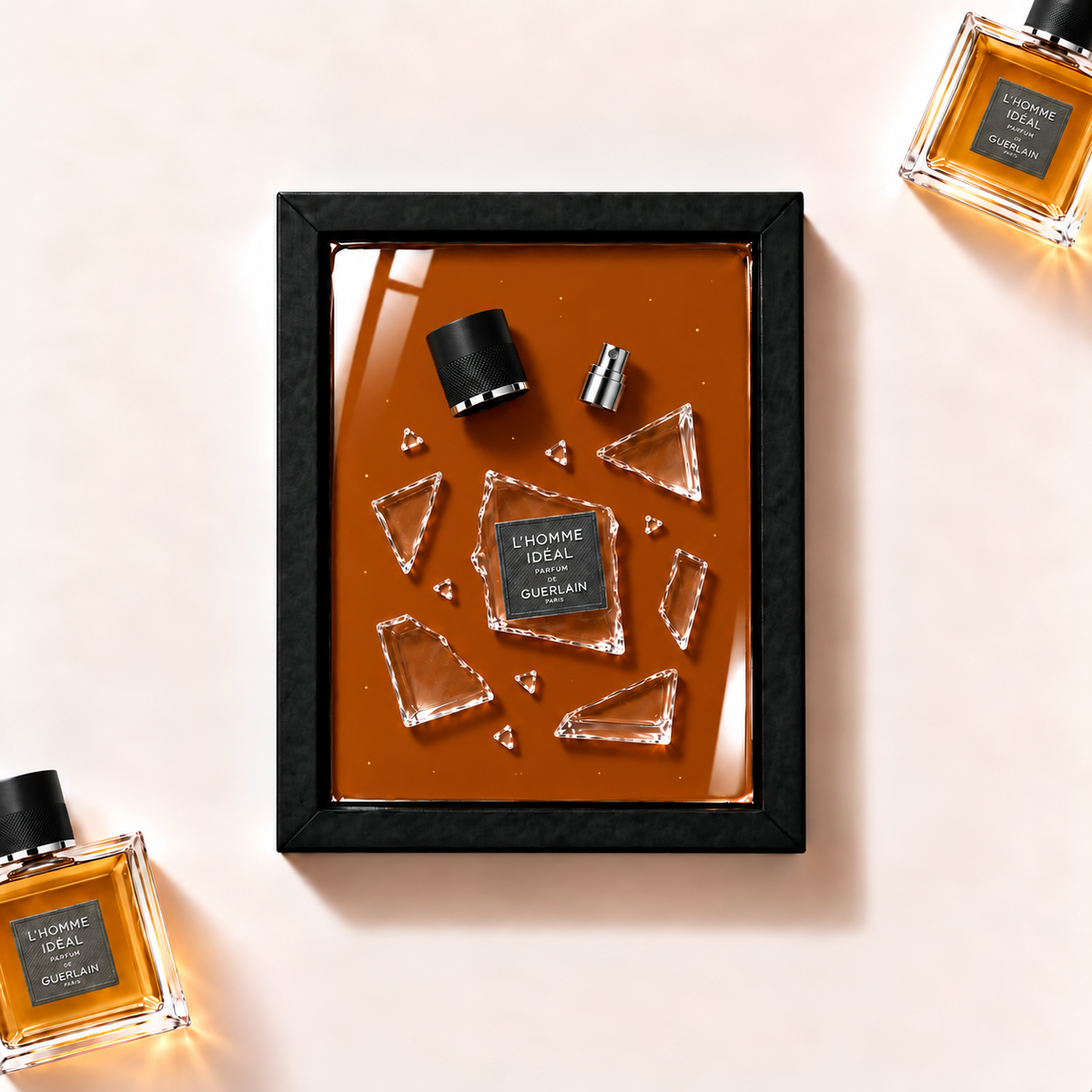 Ilustrační parfémový obraz Guerlain L’Homme Idéal Parfum z fragmentů originálního flakonu v černém rámu