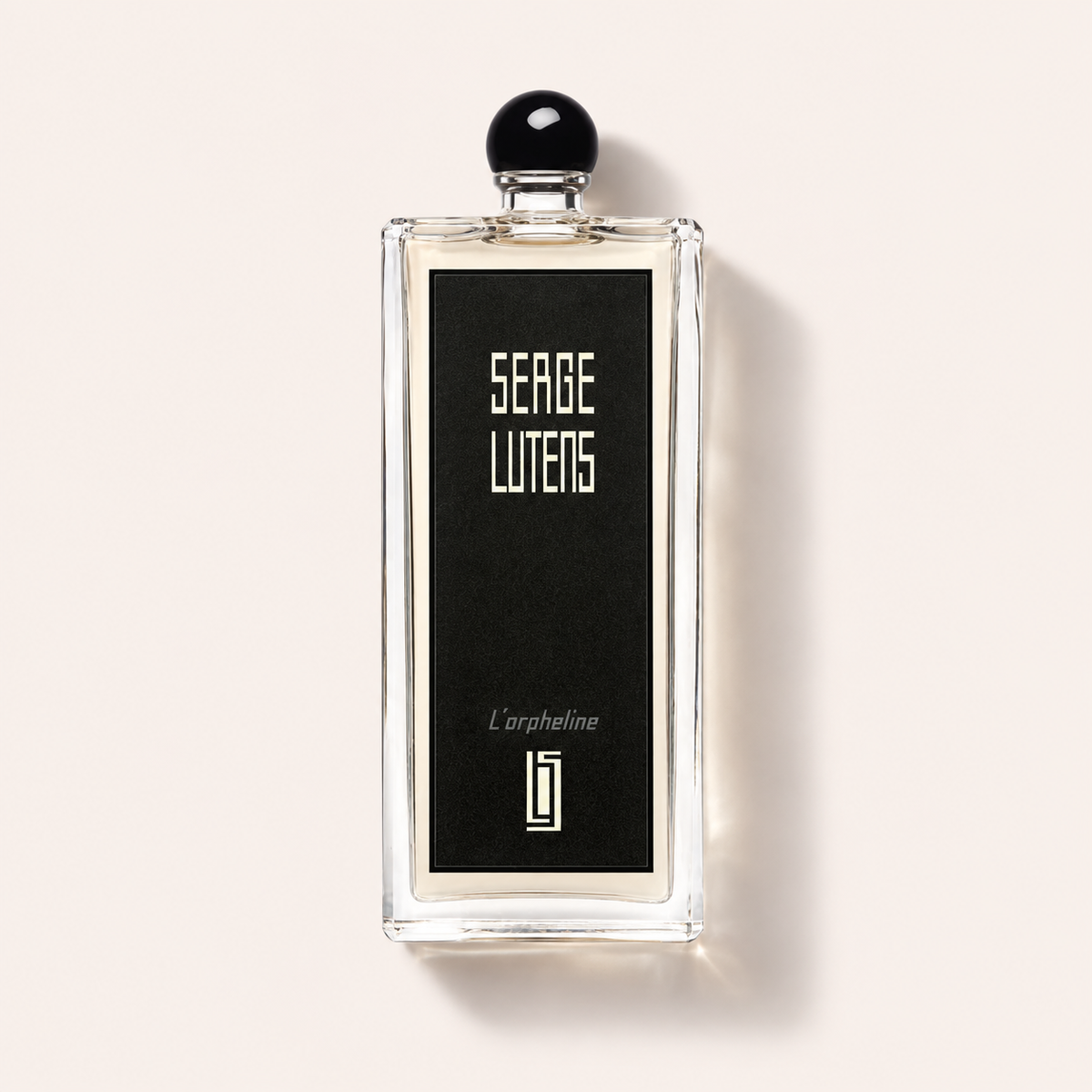 Flakon Serge Lutens L'Orpheline EDP 50 ml na béžovém pozadí – MrRizz