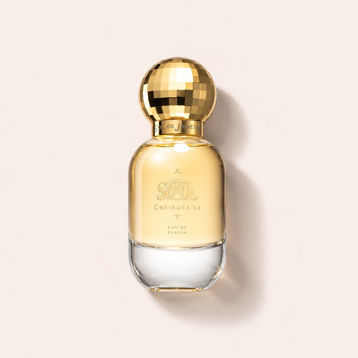 Sol de Janeiro SOL Cheirosa ’62 EDP 50 ml, flakon na světlém pozadí – MrRizz