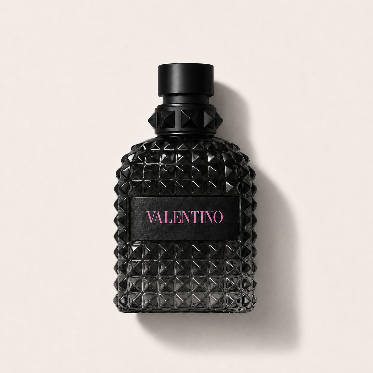 Flakon Valentino Uomo Born in Roma Extradose Parfém 100 ml na světlém pozadí – MrRizz