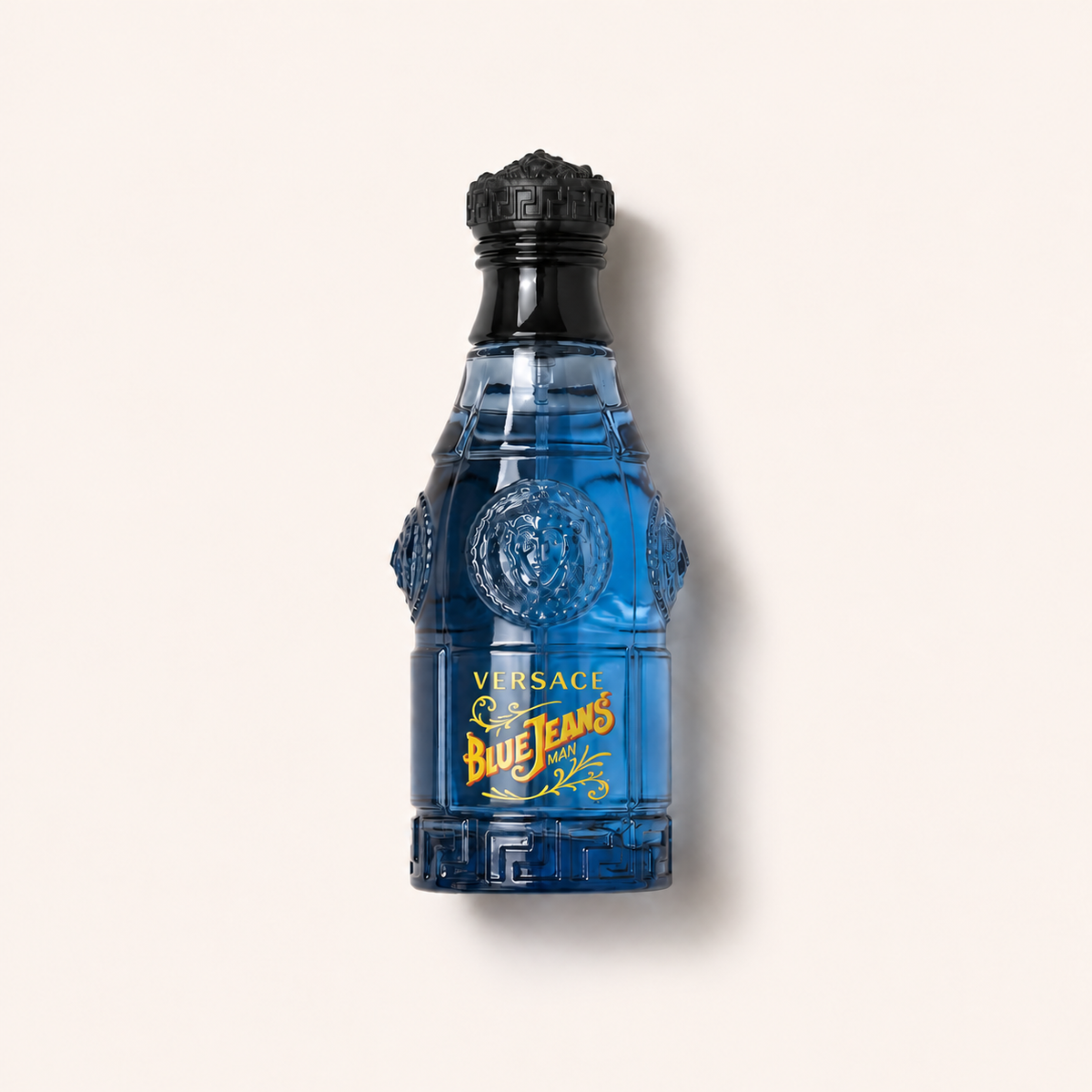 Versace Blue Jeans Man EDT 75 ml, modrý flakon v jednotném flatlay stylu – MrRizz