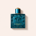 Modrozelený flakon Versace Eros EDP s reliéfem Medúzy na světlém pozadí – MrRizz