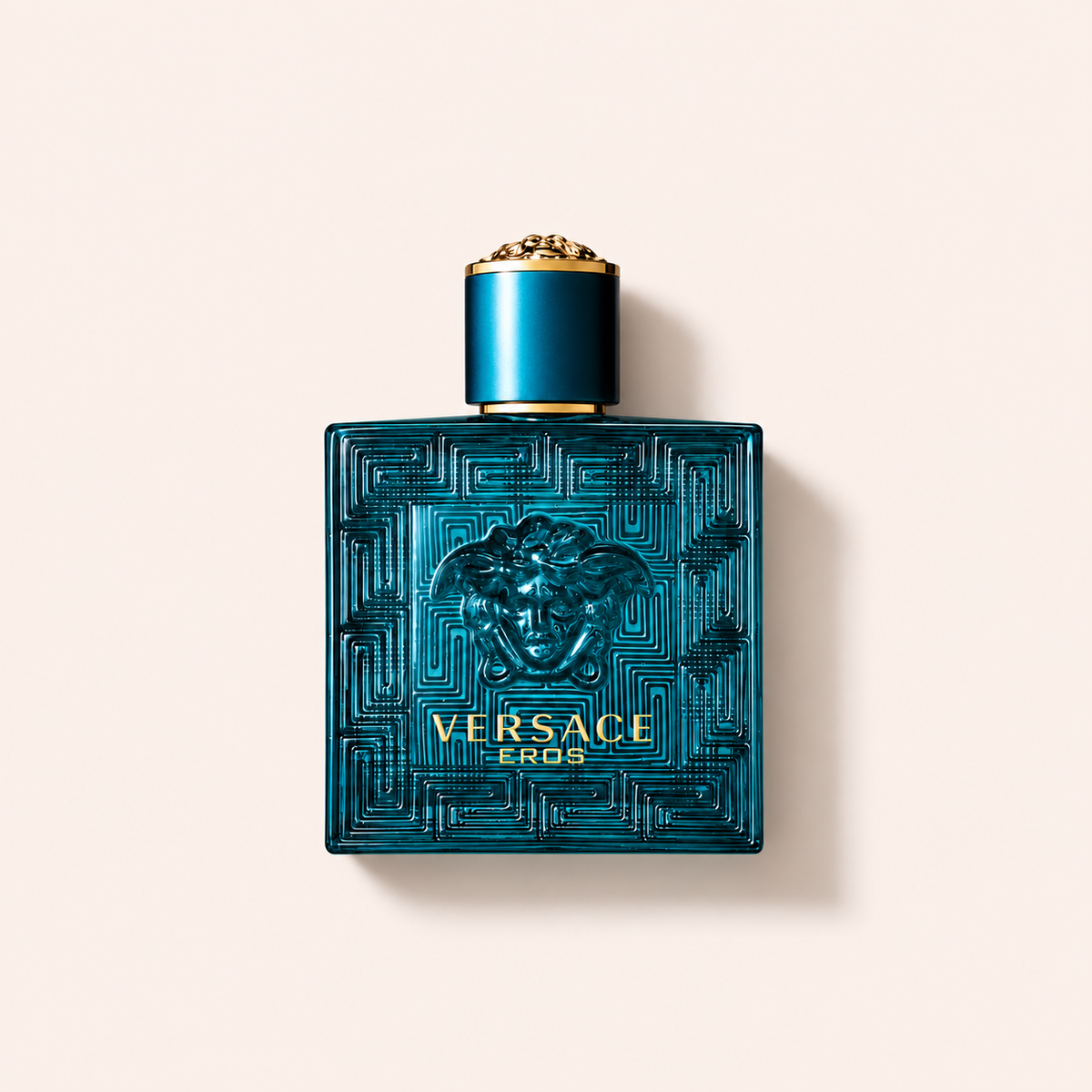 Modrozelený flakon Versace Eros EDP s reliéfem Medúzy na světlém pozadí – MrRizz