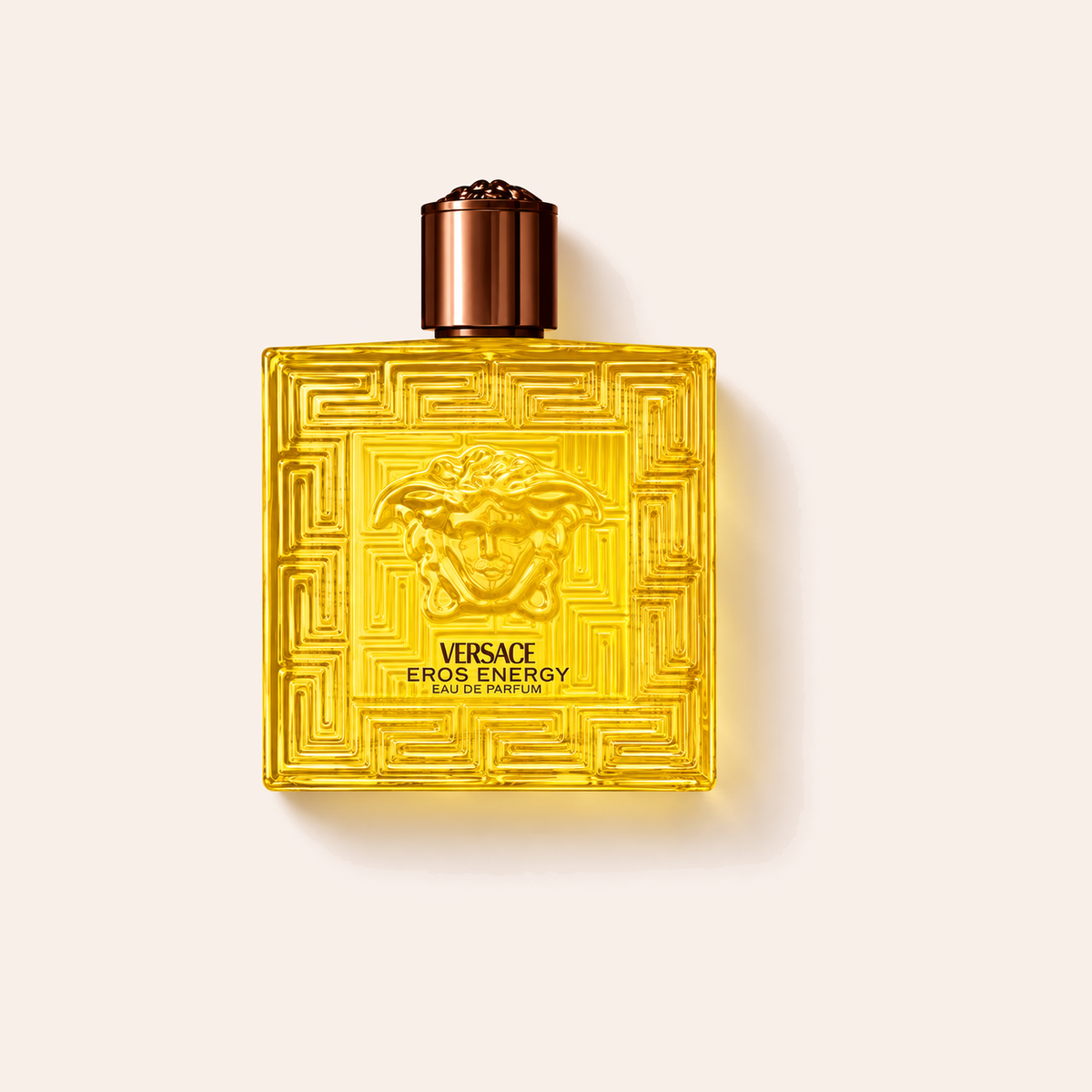 Versace Eros Energy EDP 100 ml – flakon na jemně růžovém pozadí – MrRizz