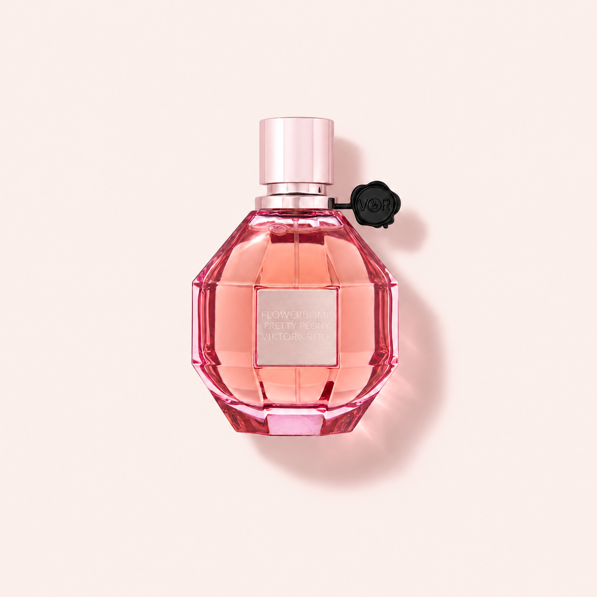 Viktor & Rolf Flowerbomb Pretty Peony EDP 100 ml na teplém růžovém pozadí – MrRizz