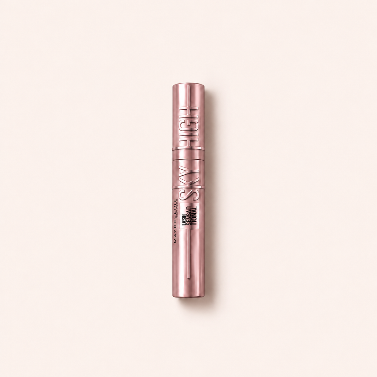 Řasenka Maybelline Lash Sensational Sky High 01 Very Black 7,2 ml na béžovém pozadí – MrRizz