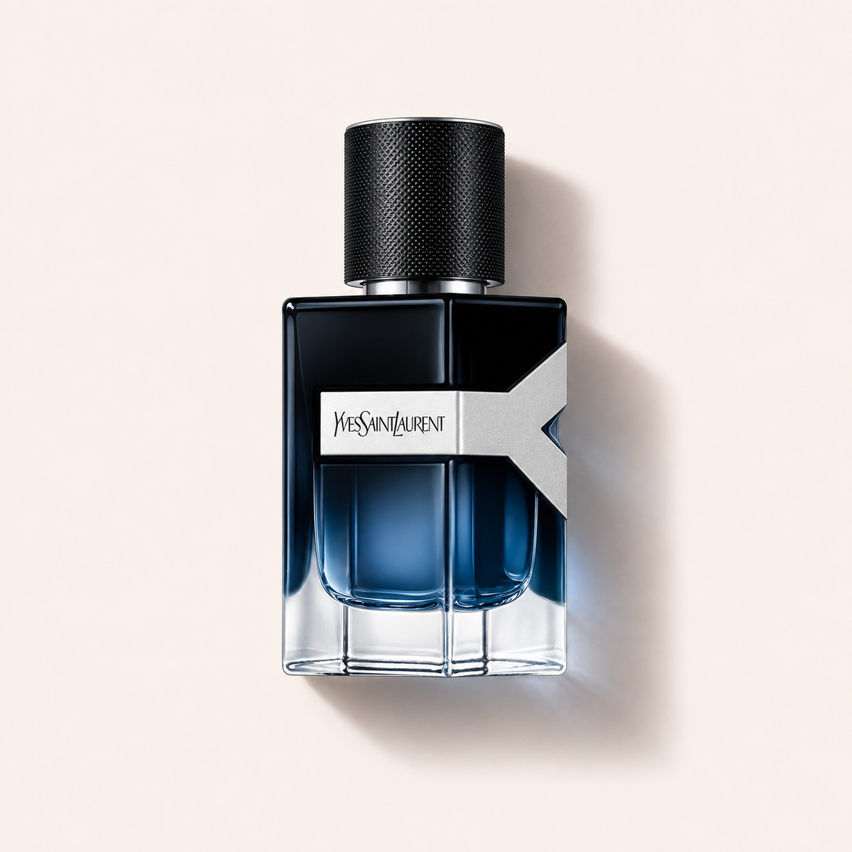 Flakon Yves Saint Laurent Y EDP 60 ml na pudrově růžovém pozadí – MrRizz